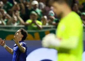 Palmeiras supera pênalti perdido, vence Red Bull Bragantino e assume liderança do Brasileirão