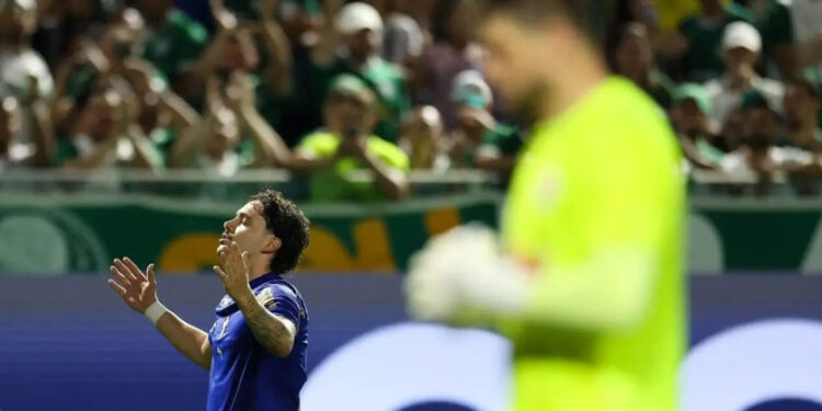 Palmeiras supera pênalti perdido, vence Red Bull Bragantino e assume liderança do Brasileirão