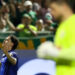Palmeiras supera pênalti perdido, vence Red Bull Bragantino e assume liderança do Brasileirão