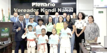 Câmara de Paraíso das Águas homenageia atletas do karatê e debate propostas para o município