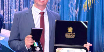 Prefeito Rodrigo Freitas recebe Comenda do Mérito Legislativo em solenidade da Assembleia Legislativa de MS
