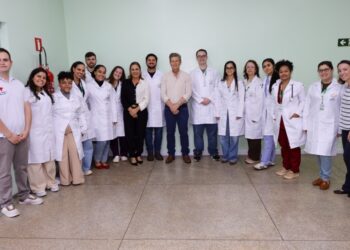 Saúde e valorização profissional: Prefeitura de Chapadão do Sul entrega kits de uniformes a residentes da rede municipal