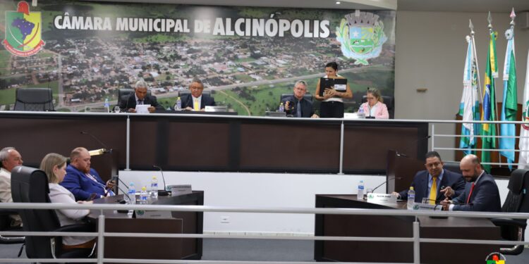 Câmara de Alcinópolis realiza sessão com apresentação de projeto de lei e três Moções de Aplausos