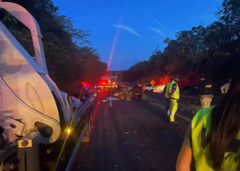 Acidente entre caminhonete e bitrem deixa 2 mortos na BR-158