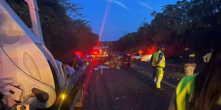 Acidente entre caminhonete e bitrem deixa 2 mortos na BR-158