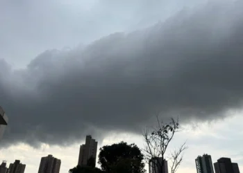 Frente fria mantém tempo chuvoso e clima ameno em MS neste sábado