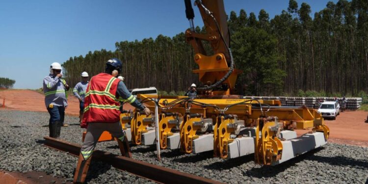 Gigante da celulose começa penúltima etapa do ramal ferroviário