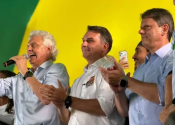 Ronaldo Caiado anuncia apoio a Flávio Bolsonaro no 2º turno