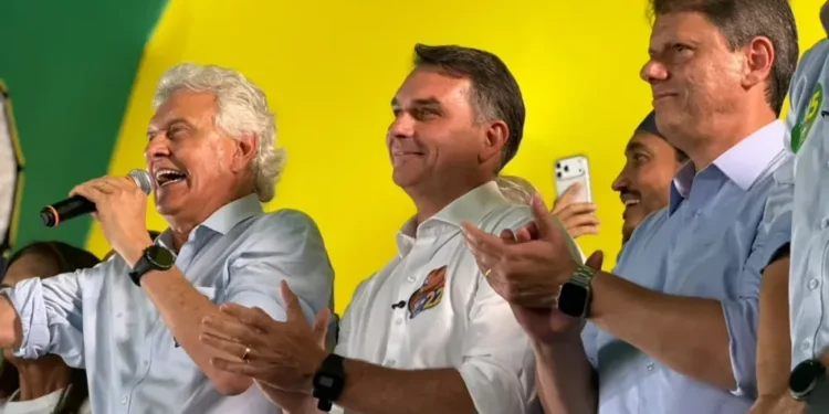 Ronaldo Caiado anuncia apoio a Flávio Bolsonaro no 2º turno