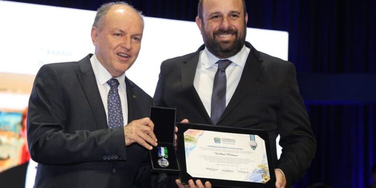 Empresário de Coxim, Willian Mohanna recebe Comenda do Mérito Legislativo em MS
